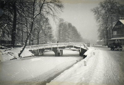 83979 Gezicht op de Hommelbrug over de (bevroren) Leidsche Rijn te Utrecht, uit het zuidwesten. Geheel rechts een deel ...
